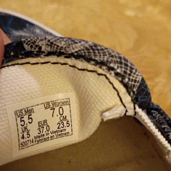 VANS RARE Black and White Skull Pattern Slip-Ons Women's 7.0 Men's 5.5 - Picture 13 of 14